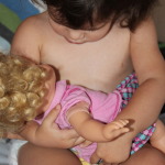 Amamantando-ando: amamantando a sus muñecas