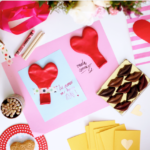 Tarjetas y un tablero de mensajes para San Valentín