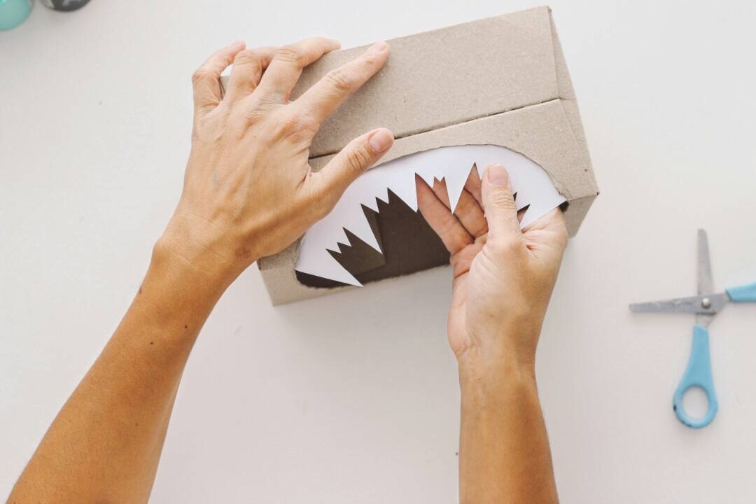 cajas en forma de monstruos