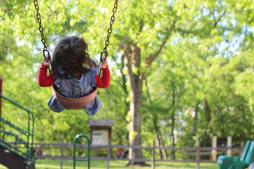 La niña y el columpio