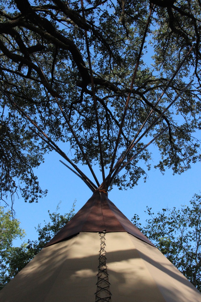 acampando en un Tipi