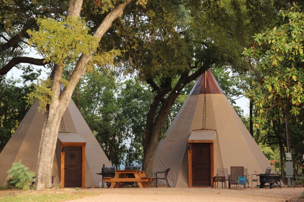 acampando en un Tipi