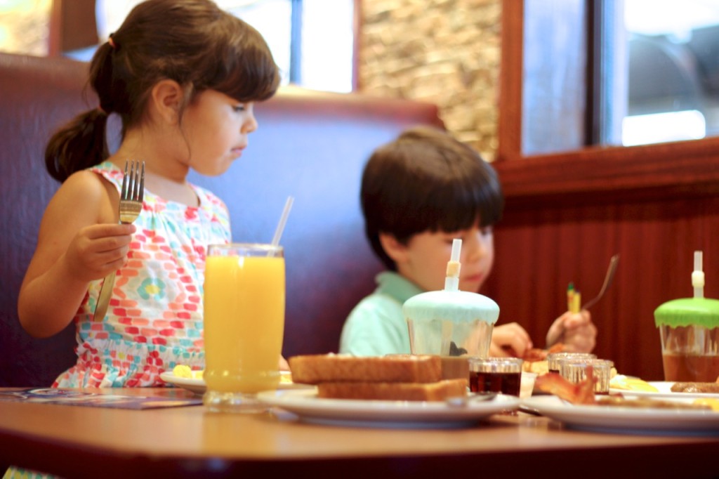 Dennys con niños | criandoando.com